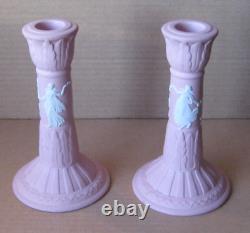 Paire de porte-bougies en jaspe rose Wedgwood, grands danseurs de l'heure