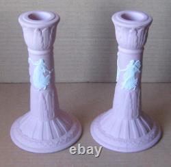 Paire de porte-bougies en jaspe rose Wedgwood, grands danseurs de l'heure