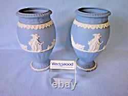 Paire de vases bleus en jaspe Wedgwood, corps sec bleu et blanc