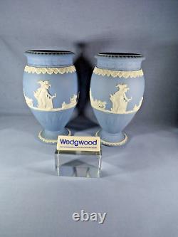 Paire de vases bleus en jaspe Wedgwood, corps sec bleu et blanc