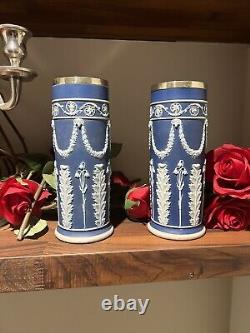 Paire de vases renversés Acanthe en jaspe Wedgwood avec bordure en argent