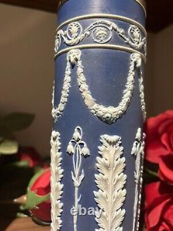 Paire de vases renversés Acanthe en jaspe Wedgwood avec bordure en argent