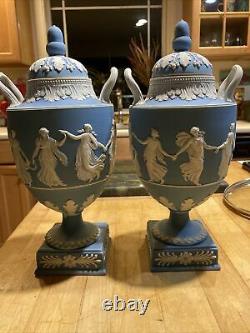 Paire19ec-wedgwood Bleu Pâle Jasperware 11 Vases Urnes Avec Des Heures De Danse De Lit Nice