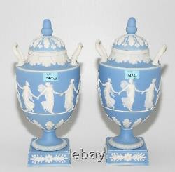 Paire19ec-wedgwood Bleu Pâle Jasperware 11 Vases Urnes Avec Des Heures De Danse De Lit Nice