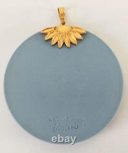 Pendentif Méduse en Jasperware Bleu Wedgwood