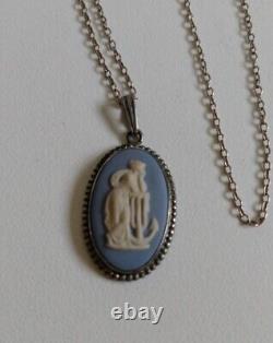 Pendentif Vintage Wedgwood Jasperware 'Hope & Anchor' sur chaîne avec boîte. Bleu