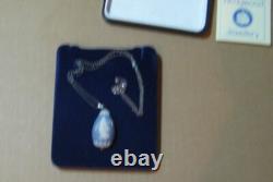 Pendentif collier Wedgwood en jaspe bleu et argent « Dancing Hours » en forme de goutte d’œuf