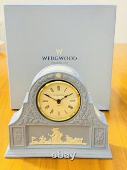Pendule de cheminée Wedgwood en jasperware bleu pâle, décor de laurier, mouvement à quartz, avec boîte, Angleterre