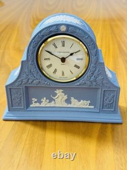 Pendule de cheminée Wedgwood en jasperware bleu pâle, décor de laurier, mouvement à quartz, avec boîte, Angleterre
