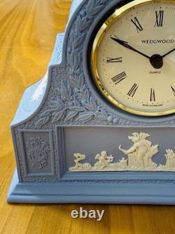 Pendule de cheminée Wedgwood en jasperware bleu pâle, décor de laurier, mouvement à quartz, avec boîte, Angleterre