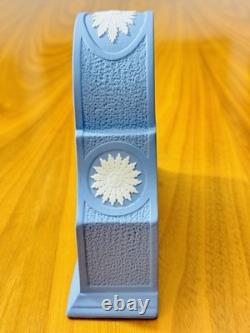 Pendule de cheminée Wedgwood en jasperware bleu pâle, décor de laurier, mouvement à quartz, avec boîte, Angleterre