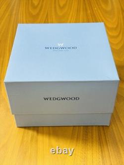 Pendule de cheminée Wedgwood en jasperware bleu pâle, décor de laurier, mouvement à quartz, avec boîte, Angleterre