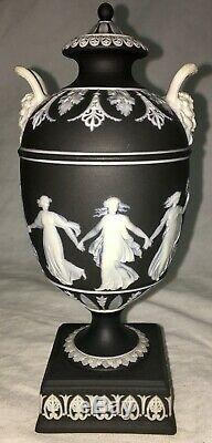 Petit Vieux Wedgwood Noir Basalte Jasperware Piédestal Urne Heures De Danse Vase