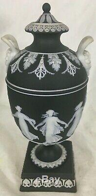 Petit Vieux Wedgwood Noir Basalte Jasperware Piédestal Urne Heures De Danse Vase