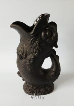 Pichet Gurgle en Basalte Noir Jasperware de Wedgwood avec Poisson / Dauphin