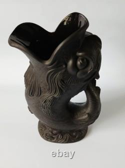 Pichet Gurgle en Basalte Noir Jasperware de Wedgwood avec Poisson / Dauphin