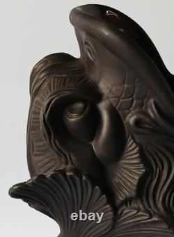 Pichet Gurgle en Basalte Noir Jasperware de Wedgwood avec Poisson / Dauphin