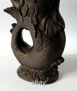 Pichet Gurgle en Basalte Noir Jasperware de Wedgwood avec Poisson / Dauphin