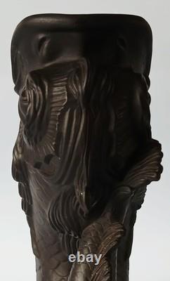 Pichet Gurgle en Basalte Noir Jasperware de Wedgwood avec Poisson / Dauphin