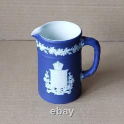 Pichet MINIATURE ARMOIRIÉ CANADA en Jasperware COBALT BLEU de Wedgwood