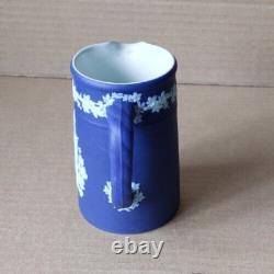 Pichet MINIATURE ARMOIRIÉ CANADA en Jasperware COBALT BLEU de Wedgwood