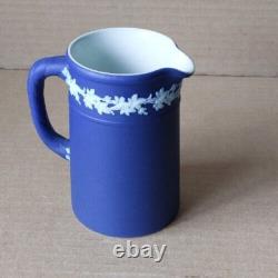 Pichet MINIATURE ARMOIRIÉ CANADA en Jasperware COBALT BLEU de Wedgwood