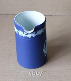 Pichet MINIATURE ARMOIRIÉ CANADA en Jasperware COBALT BLEU de Wedgwood