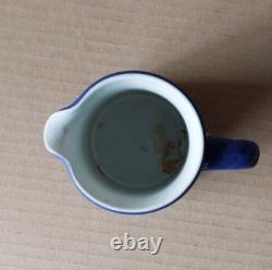 Pichet MINIATURE ARMOIRIÉ CANADA en Jasperware COBALT BLEU de Wedgwood