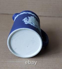 Pichet MINIATURE ARMOIRIÉ CANADA en Jasperware COBALT BLEU de Wedgwood