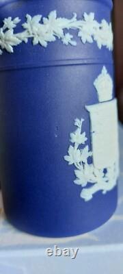 Pichet MINIATURE ARMOIRIÉ CANADA en Jasperware COBALT BLEU de Wedgwood