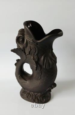 Pichet à gurgle en basalte noir Jasperware de Wedgwood - Poisson / Dauphin