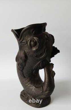 Pichet à gurgle en basalte noir Jasperware de Wedgwood - Poisson / Dauphin