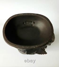 Pichet à gurgle en basalte noir Jasperware de Wedgwood - Poisson / Dauphin