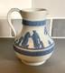 Pichet / Broc En Jasperware Wedgwood Bleu Sur Blanc En R&eacute;serve, Sc&egrave;ne N&eacute;oclassique