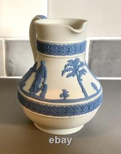Pichet / broc en jasperware Wedgwood bleu sur blanc en réserve, scène néoclassique