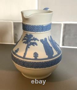 Pichet / broc en jasperware Wedgwood bleu sur blanc en réserve, scène néoclassique