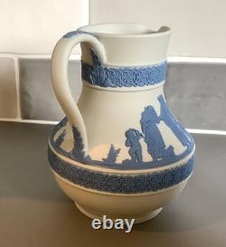 Pichet / broc en jasperware Wedgwood bleu sur blanc en réserve, scène néoclassique