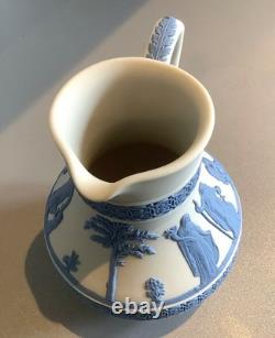 Pichet / broc en jasperware Wedgwood bleu sur blanc en réserve, scène néoclassique