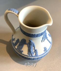 Pichet / broc en jasperware Wedgwood bleu sur blanc en réserve, scène néoclassique