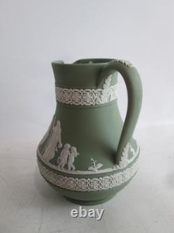 Pichet et plat assorti en jasperware vert sauge Wedgwood, fabriqués en Angleterre Pichet et plat assorti en jasperware vert sauge Wedgwood, fabriqués en Angleterre