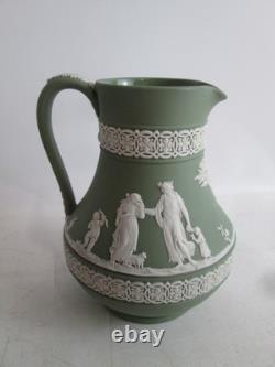 Pichet et plat assorti en jasperware vert sauge Wedgwood, fabriqués en Angleterre
