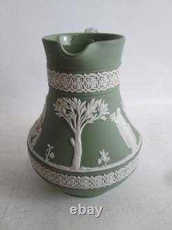 Pichet et plat assorti en jasperware vert sauge Wedgwood, fabriqués en Angleterre
