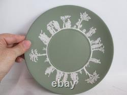 Pichet et plat assorti en jasperware vert sauge Wedgwood, fabriqués en Angleterre Pichet et plat assorti en jasperware vert sauge Wedgwood, fabriqués en Angleterre