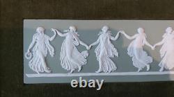 Plaque en jaspe Wedgwood encadrée vintage 1969 « Dancing Hours 2 » en poterie