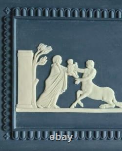 Plaque en jaspe bleu Portland Wedgwood : Achille livré à Chiron le centaure