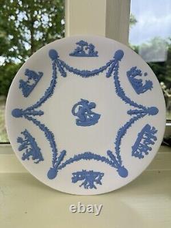 Plaque en porcelaine Wedgewood rare bleue sur fond blanc montrant Cupidon affûtant ses flèches