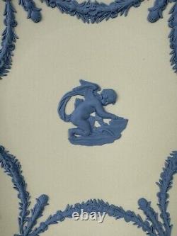 Plaque en porcelaine Wedgewood rare bleue sur fond blanc montrant Cupidon affûtant ses flèches