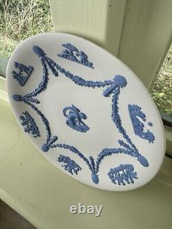 Plaque en porcelaine Wedgewood rare bleue sur fond blanc montrant Cupidon affûtant ses flèches