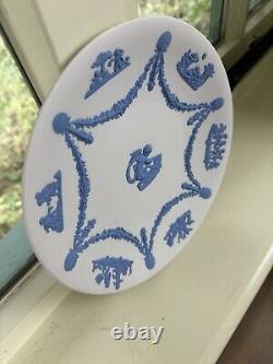 Plaque en porcelaine Wedgewood rare bleue sur fond blanc montrant Cupidon affûtant ses flèches