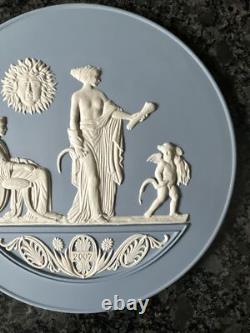Plaque murale Wedgwood Jasper ware bleue 1997. Boîte en très bon état.